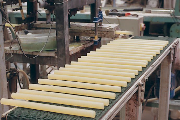 Machine productrice de colles termofusible en tiges